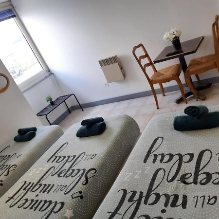 Paris Par Trains, Area, Studios Avec Salle De Bain Et Kitchenette Privees, Ou, Chambres Avec Salles Bain Et Cuisines Communes Persan Dış mekan fotoğraf