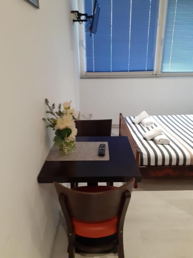 Paris Par Trains, Area, Studios Avec Salle De Bain Et Kitchenette Privees, Ou, Chambres Avec Salles Bain Et Cuisines Communes Persan Dış mekan fotoğraf