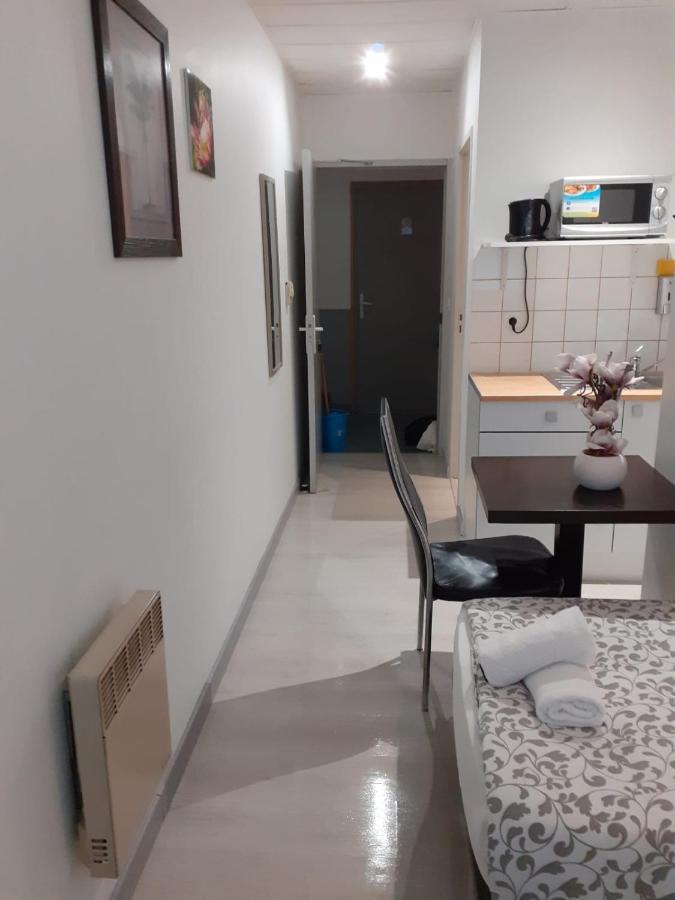 Paris Par Trains, Area, Studios Avec Salle De Bain Et Kitchenette Privees, Ou, Chambres Avec Salles Bain Et Cuisines Communes Persan Dış mekan fotoğraf