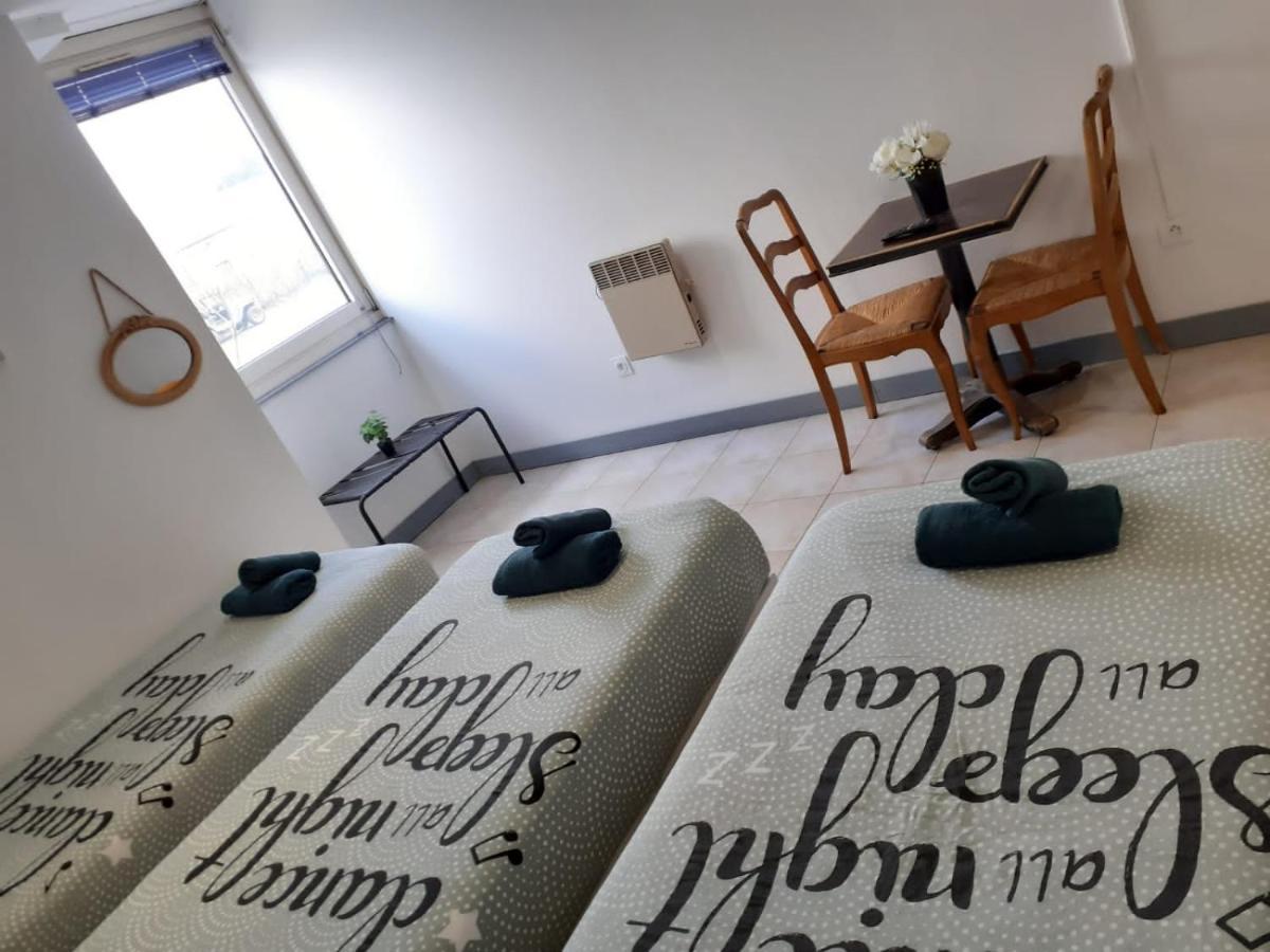 Paris Par Trains, Area, Studios Avec Salle De Bain Et Kitchenette Privees, Ou, Chambres Avec Salles Bain Et Cuisines Communes Persan Dış mekan fotoğraf