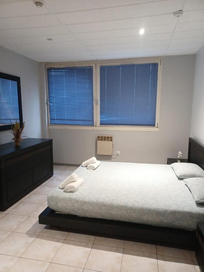 Paris Par Trains, Area, Studios Avec Salle De Bain Et Kitchenette Privees, Ou, Chambres Avec Salles Bain Et Cuisines Communes Persan Dış mekan fotoğraf