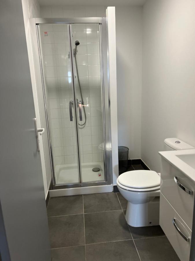 Paris Par Trains, Area, Studios Avec Salle De Bain Et Kitchenette Privees, Ou, Chambres Avec Salles Bain Et Cuisines Communes Persan Dış mekan fotoğraf