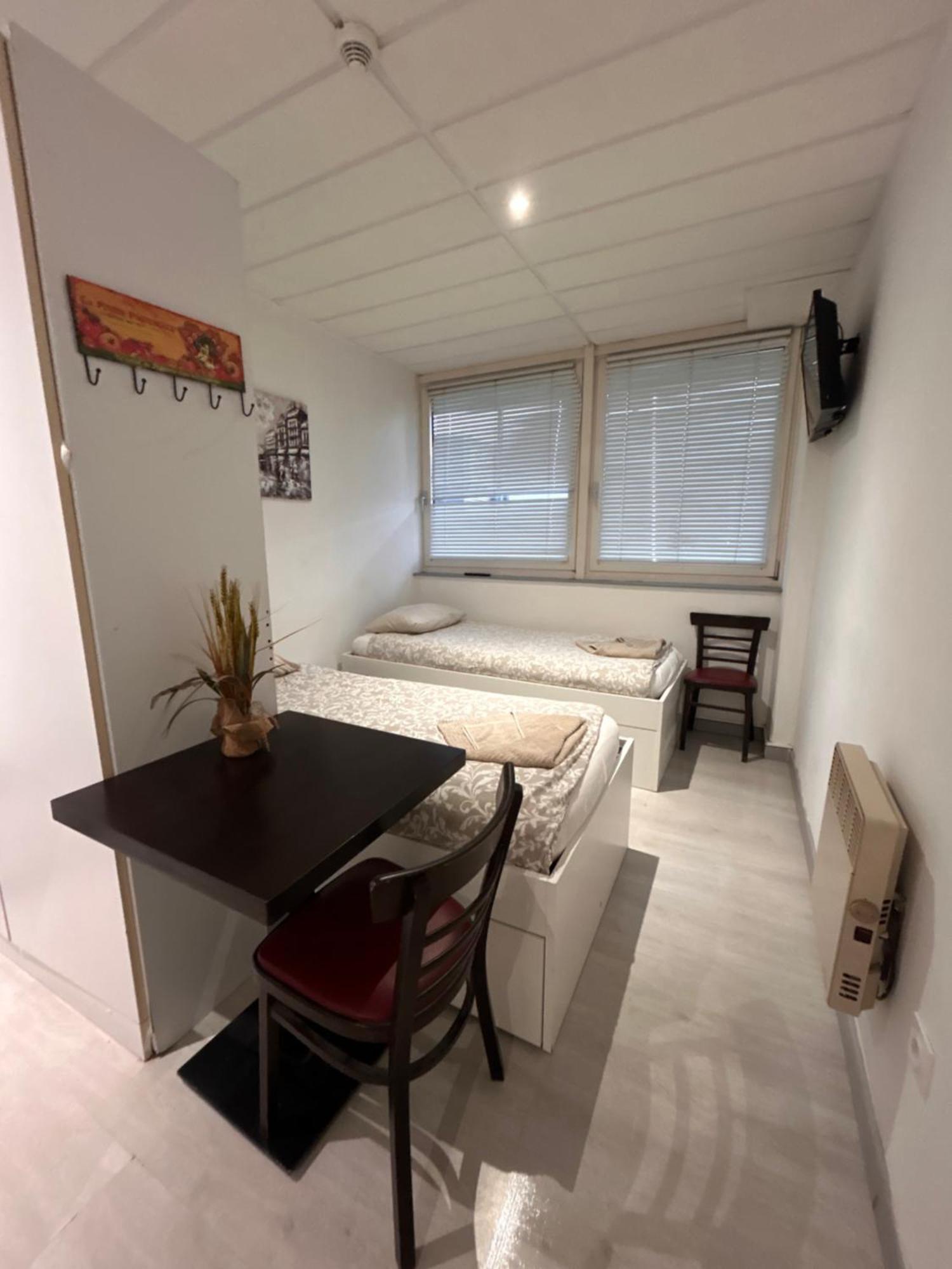 Paris Par Trains, Area, Studios Avec Salle De Bain Et Kitchenette Privees, Ou, Chambres Avec Salles Bain Et Cuisines Communes Persan Dış mekan fotoğraf