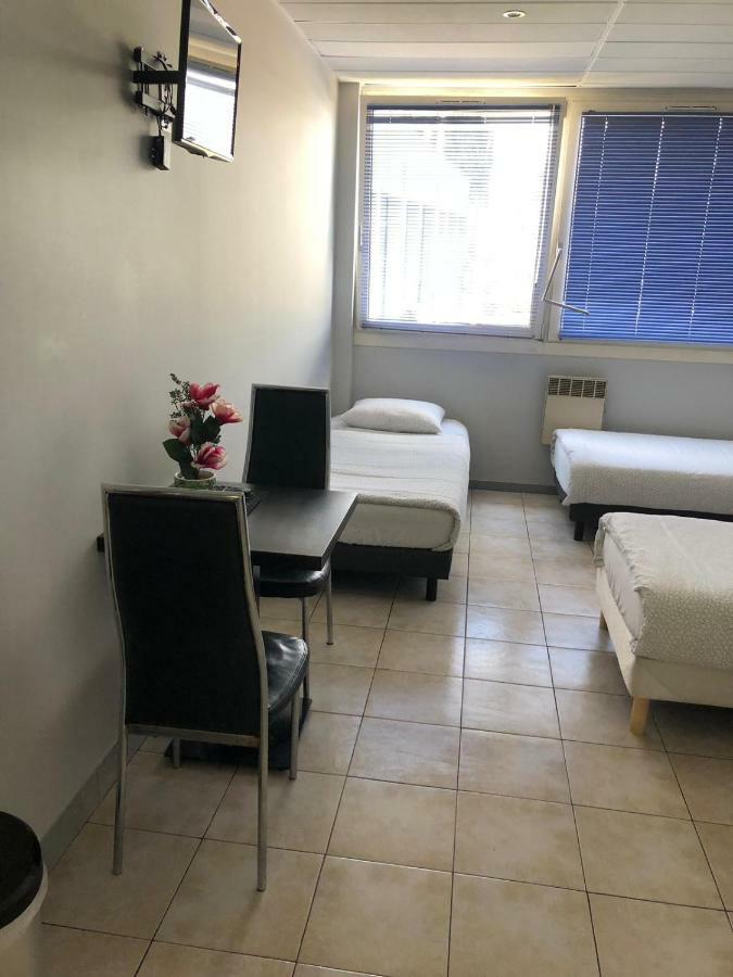 Paris Par Trains, Area, Studios Avec Salle De Bain Et Kitchenette Privees, Ou, Chambres Avec Salles Bain Et Cuisines Communes Persan Dış mekan fotoğraf